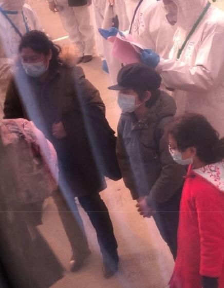 『刘烨』刘烨妻子带俩孩子回国,检疫时被称为三个外国人,诺一霸气澄清:我是中国人