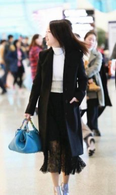 杨钰莹全身上下只穿一件西装就出门?网友:你不是清纯玉女吗?