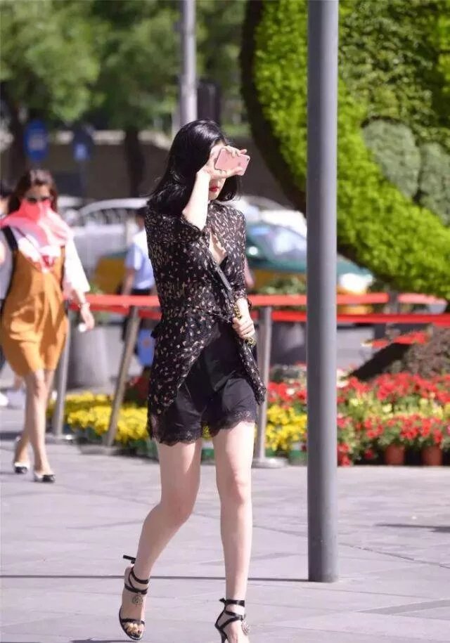 街拍: 雪纺衫配蕾丝裙又仙又美, 做一个街头飘逸的女神