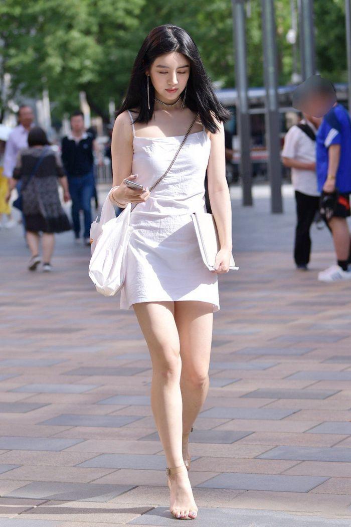 街拍：既清爽又优雅，把清爽吊带裙，穿得气质动人要数这位女生！