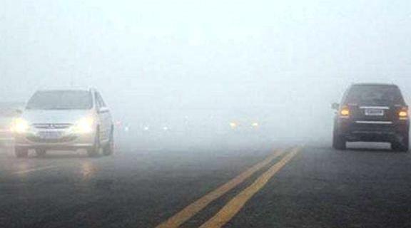  违章：跑高速突遇大暴雨，打双闪还是开雾灯？弄错了既违章又危