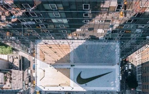  【品牌】打败耐克阿迪达斯，中国市场又一鞋王诞生