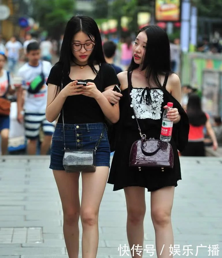 两小无猜小闺蜜,风格穿搭惹人醉,一个青春一个清纯