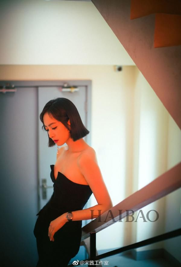 一向低调的周韵气场竟比老公姜文还强？送她上热搜的一字肩和天鹅