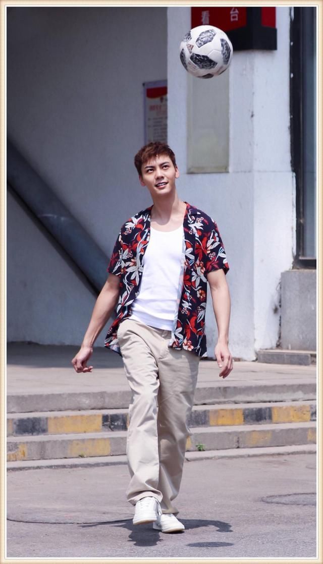 没陈伟霆少年感真别穿印花衬衫，像张翰一样穿成油腻大叔就尴尬了