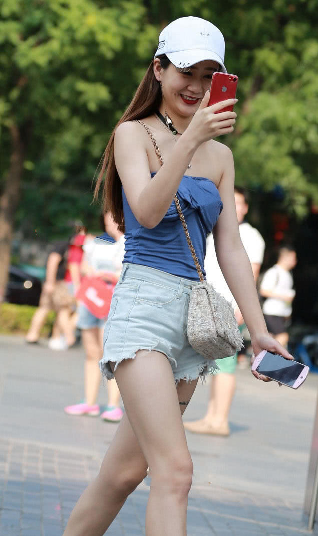 气质小姐姐抹胸上衣搭配热裤显出圆润饱满曲线,大腿上的纹身真的