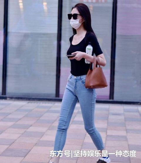  短袖|街拍：活泼可爱的美女，一件橘色短袖配白色百褶裙，清新靓丽迷人