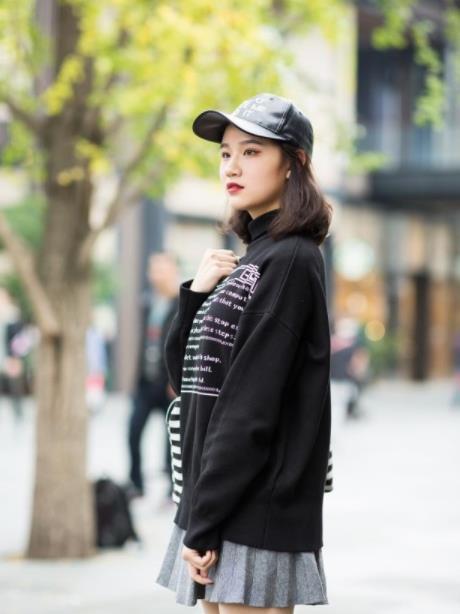 『女人』街拍:眉清目秀的小姐姐,身穿双层裙,展现成熟女人魅力