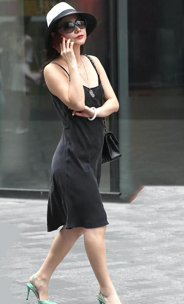 三里屯街拍美女演绎高跟鞋千姿百态