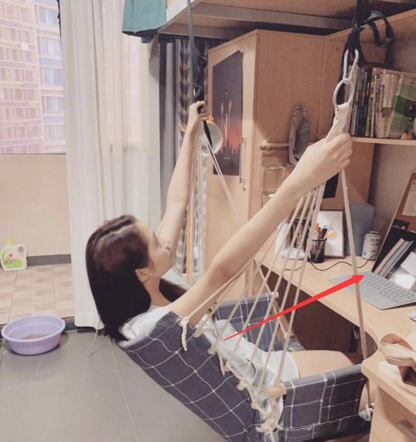 【抓拍】关晓彤宿舍被舍友抓拍,看清她书桌上的本子,才知什么是真学霸