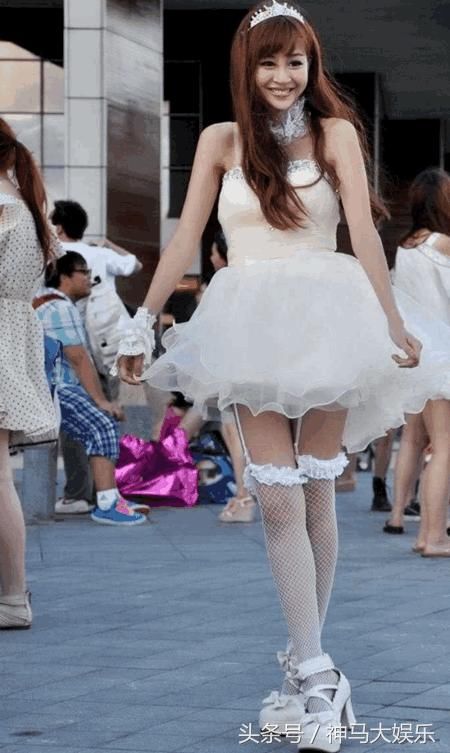 长沙街拍:连衣裙小姐姐吊带袜秀美腿，网友:鞋跟比腿都高!