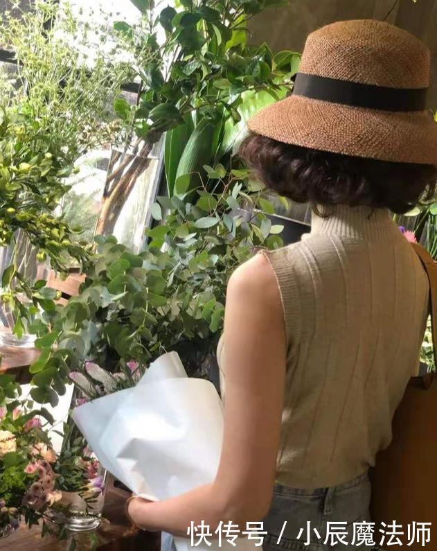  用配饰来■50岁以后女人如何提高衣品？学会这2点穿搭变美经，2020从美开始