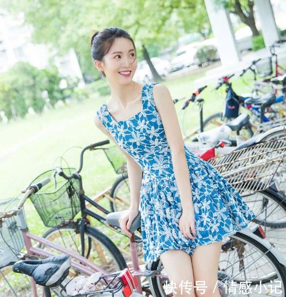 金晨这裙子真厉害，长出两条“尾巴”当袖子也是时髦得没谁了！