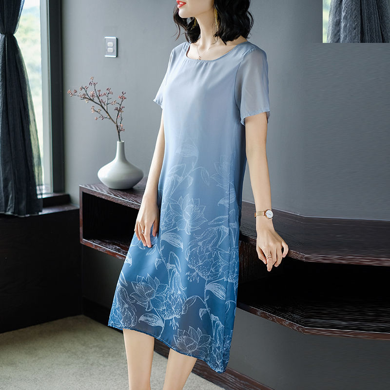 入秋了，35岁的我打死也不穿打底裤，就爱穿这种裙，才有女人味