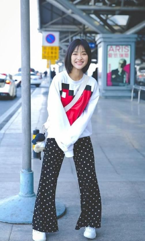 沈月是国内新晋的演员小花，出道的时间很短，才进入娱乐圈2年