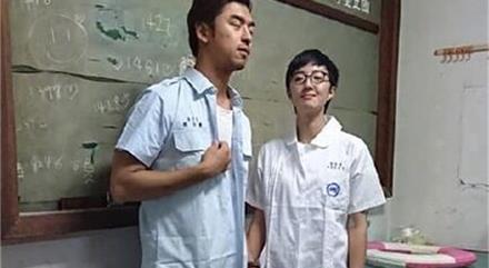 冯提莫又上综艺却因一米五的身高受挫,宁愿蹲