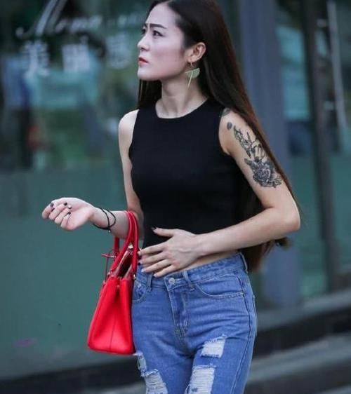  『美女』美女时尚街拍：身材高挑的美女，一件橙色背心配牛仔短裤，青春活力气质范