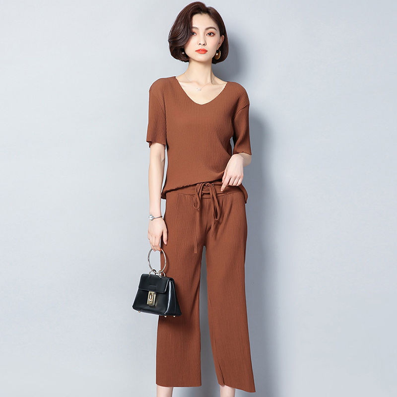 二姑真会打扮，7月新买的名媛套装，减龄漂亮，美的让人移不开眼