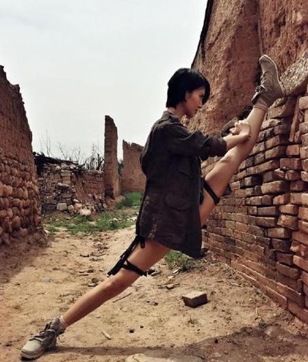 Skr!“萌妃”金晨秀超高难度一字马 网友：确实可以卖艺了！