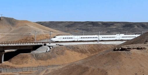 史无前例!中国在沙漠建成时速360公里高铁，外媒惊叹:奇迹