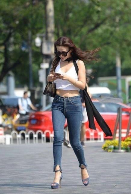 夏季街拍美女好季节，仙女般的绝妙身姿，这样的美女给我来一打!