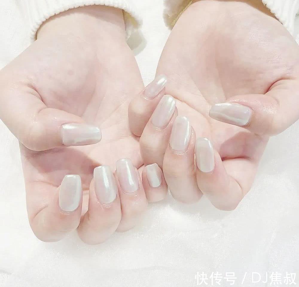  『闺蜜』做一次极光色美甲吧！闺蜜吵着让我陪她去做