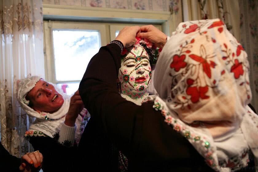 新娘出嫁竟然要化妆成“僵尸”,还是当地风俗,心疼新郎官