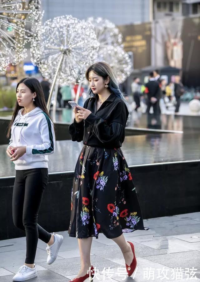  双尖头的高跟鞋@一双尖头银色高跟鞋显得气质时尚又靓丽，走在路上很容易脱颖而出