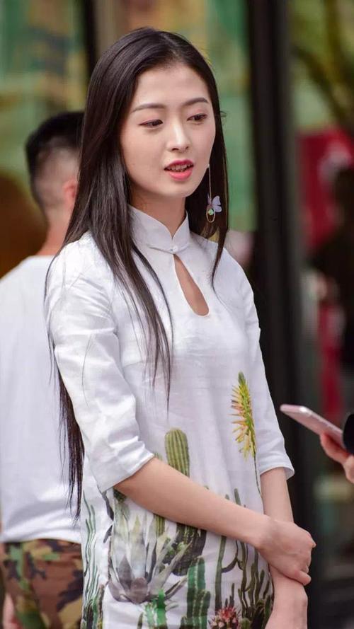 街拍丨穿着旗袍的气质美女，胸前水滴形镂空很有感觉