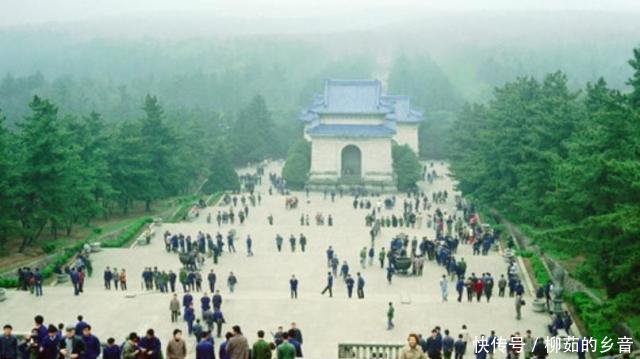 1980年的中山陵,来了一群小学生,穿军装背水壶神气十足