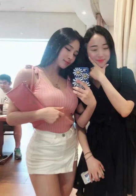 韩国健身女神秀性感身材，傲人身材让人目不转睛，我想做你球迷