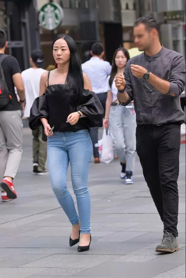 穿紧身牛仔长裤的性感风韵美女，自信才是发自内心的美！