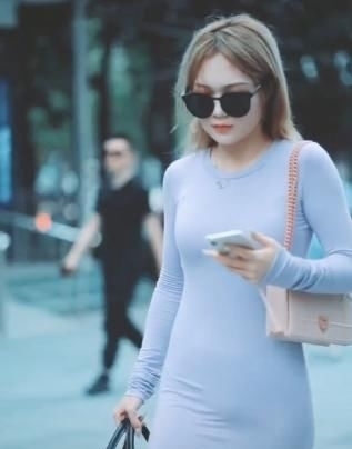 孩子@她的裙子真“稀奇”,不动时像80斤,走路时100斤都不止!