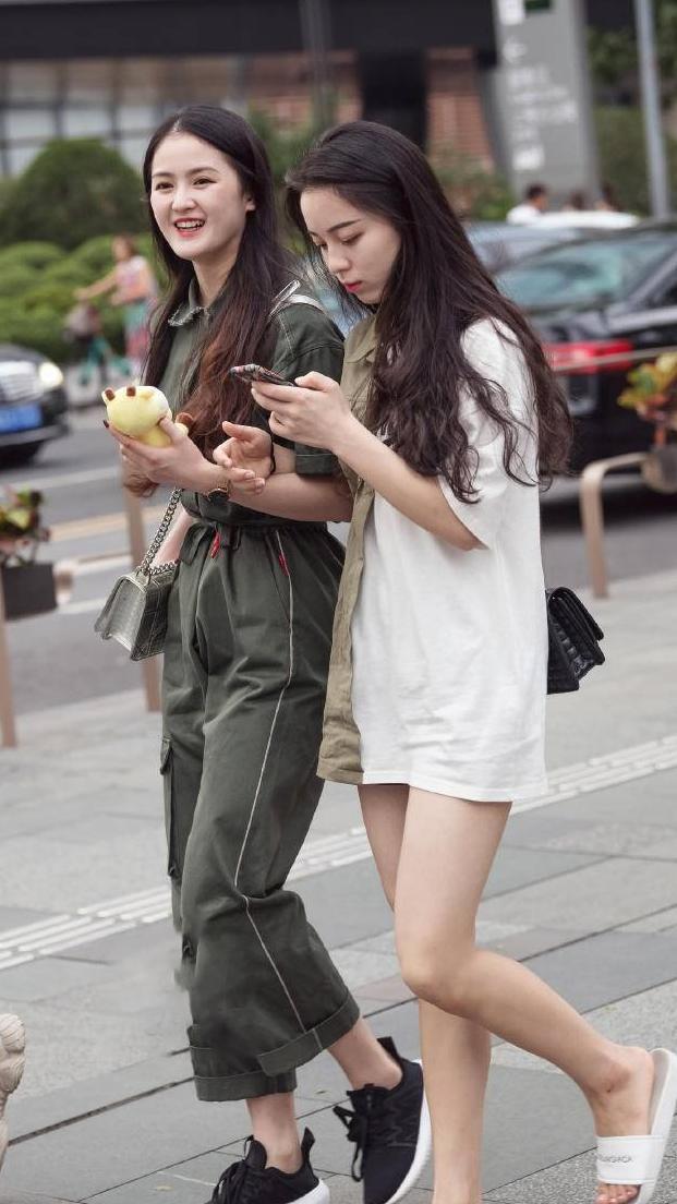 穿裹胸开叉裙的美女，长腿时隐时现，她旁边的男人很幸运！