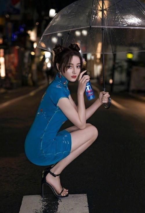 「 迪丽」当她穿上后，比例实在太抢镜了，终于明白迪丽热巴为啥不穿旗袍了