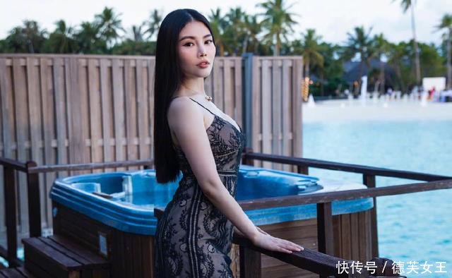 徐冬冬胆子真大，穿着蕾丝吊带睡衣走红毯，大嫂就是霸气！