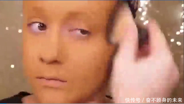 女子在脸上摸了50层粉底，揭下来后，令人们感到不可思议