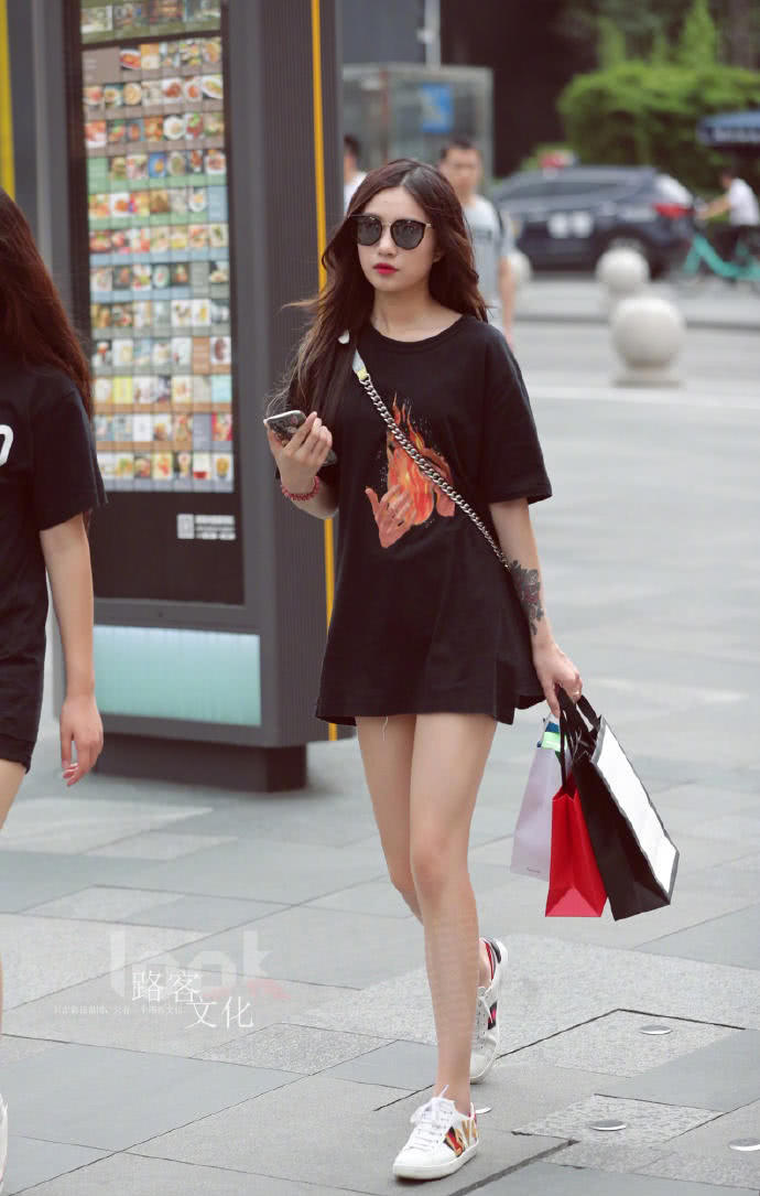 街拍：第二个小姐姐的近身照，好美啊！