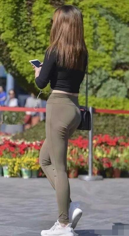 女生搭配一条打底裤,展现不一样的青春活力!