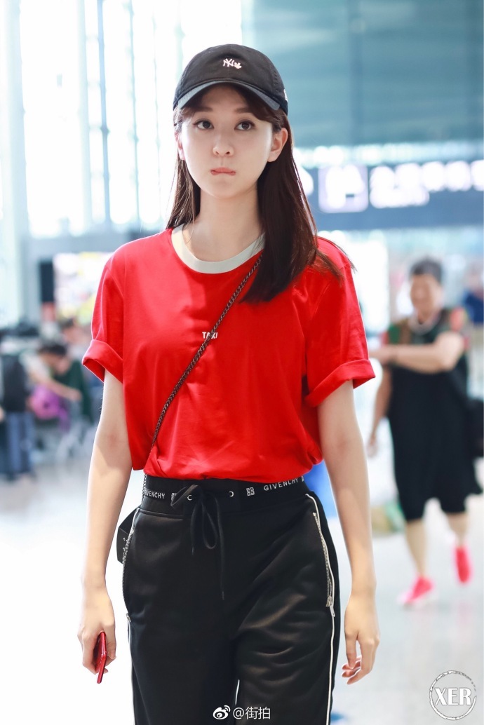路人街拍,乔欣现身上海机场,红色T恤搭配黑色长裤清新自然
