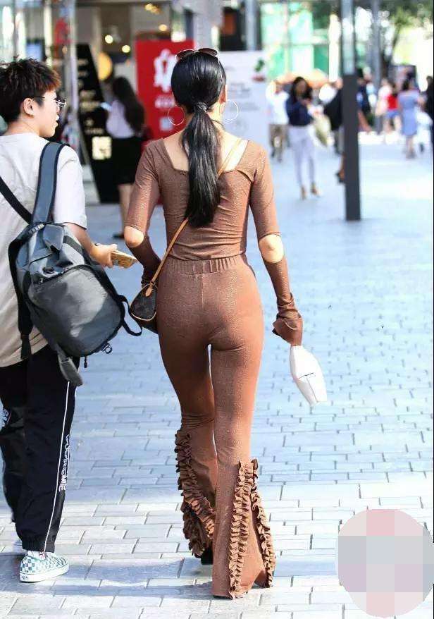 街拍: 紧身裤的丰满少妇, 若隐若现很清晰