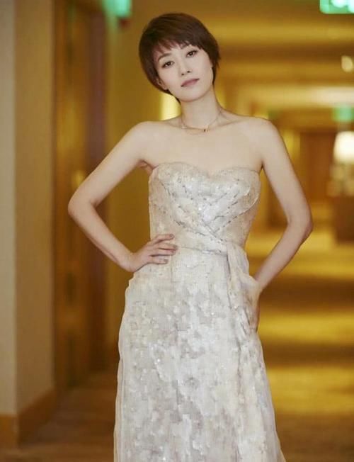 服了马伊琍，穿抹胸礼服年轻了10岁，网友：太瘦担心裙子滑落！