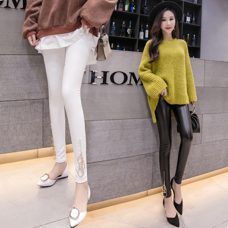 这么吸睛的皮裤还是头一次见，难怪老婆一口气全买，洋气又显瘦