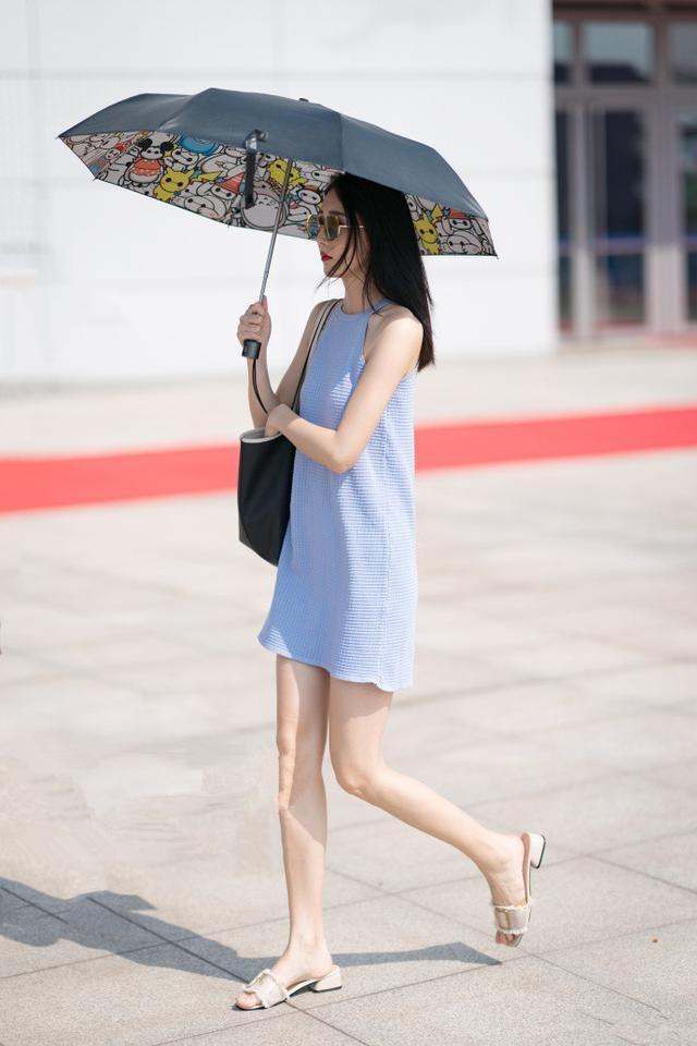 武汉街拍: 连衣裙尽显凹凸身材, 性感迷人展现御姐风范