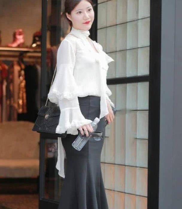  【针织衫】街拍:小姐姐白色流苏针织衫搭配牛仔裤,清新时尚魅力十足