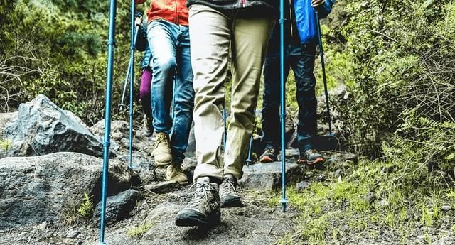  「登山鞋」户外新手登山装备，来拥抱大自然必学的时尚女子穿搭