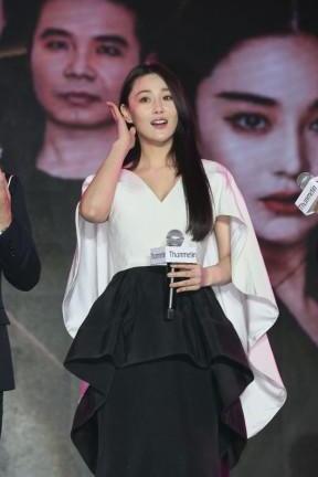 张馨予穿超短裙现身机场，减龄10岁不止，说她20岁我都信！