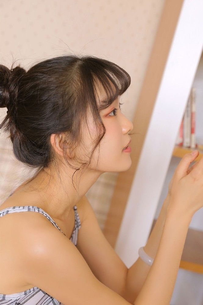 吊带美少女，香肩美腿甜美笑容写真图片