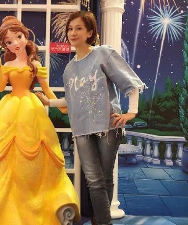 她高龄产子为爱息影七年，如今42岁复出养家却无人认出