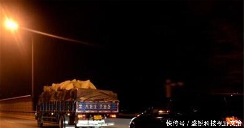 夜晚跑高速应该开近光灯还是远光灯交警情况不用，灯光不同！